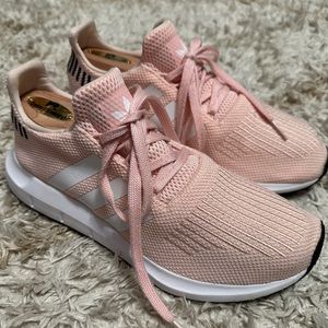 Like new pink Adidas women’s tennis shoes!